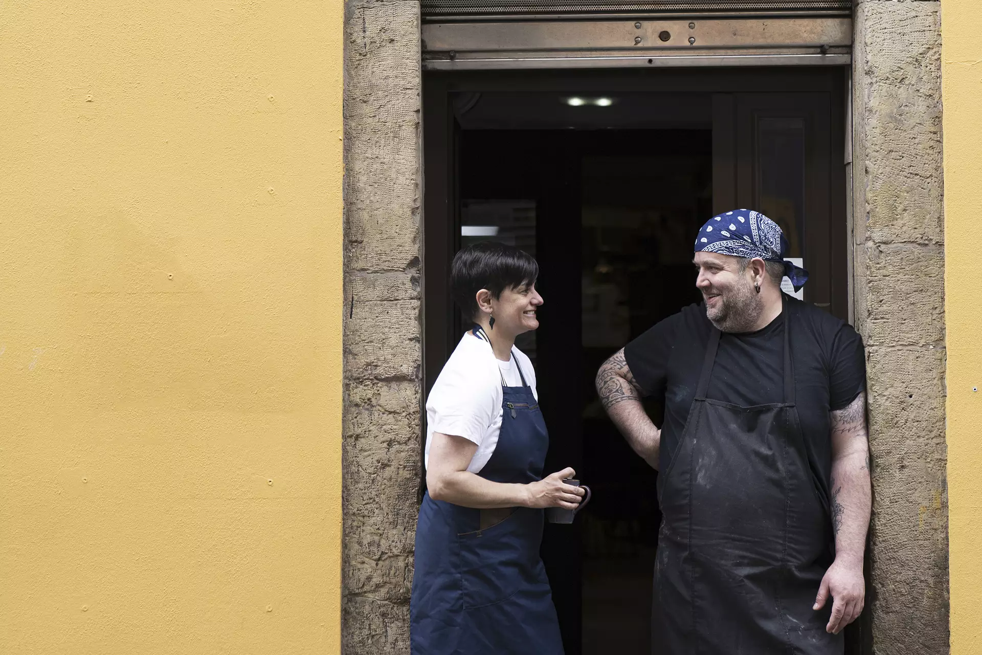 Luis y Bea en la puerta del restaurante